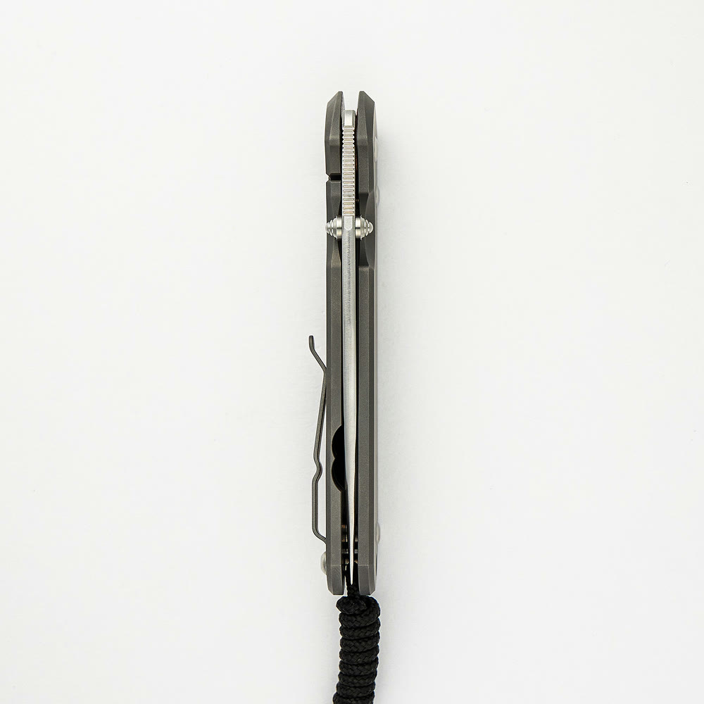 Large Sebenza 31 viewed along the spine, showing blade centering.